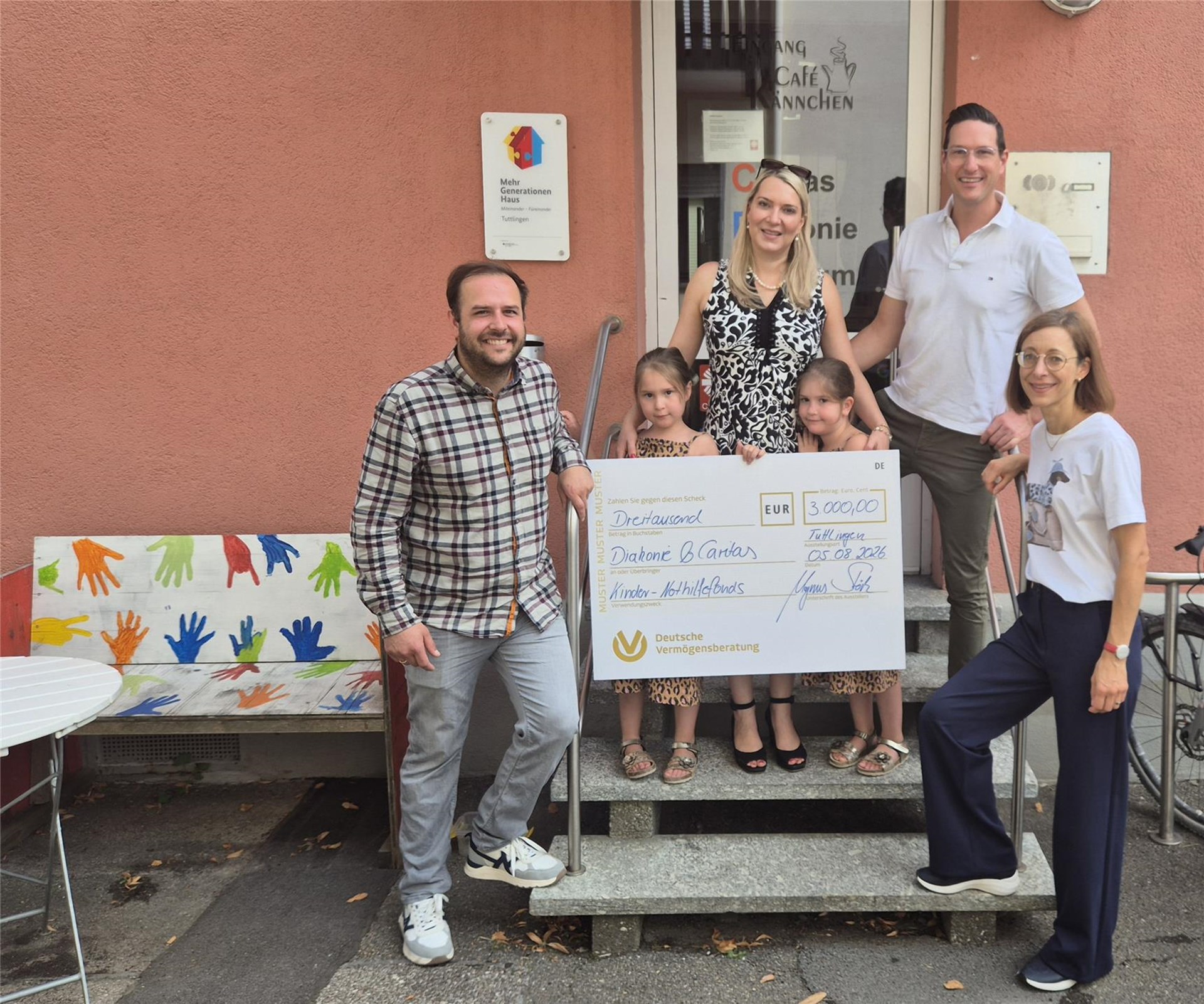 Spendenübergabe eine Schecks in Höhe von 3.000 Euro. Zu sehen ist die Familie Störk, welche einen symbolischen Spendenscheck an Lukas Renz von der Diakonie und Christine Sentz von der Caritas überreicht.